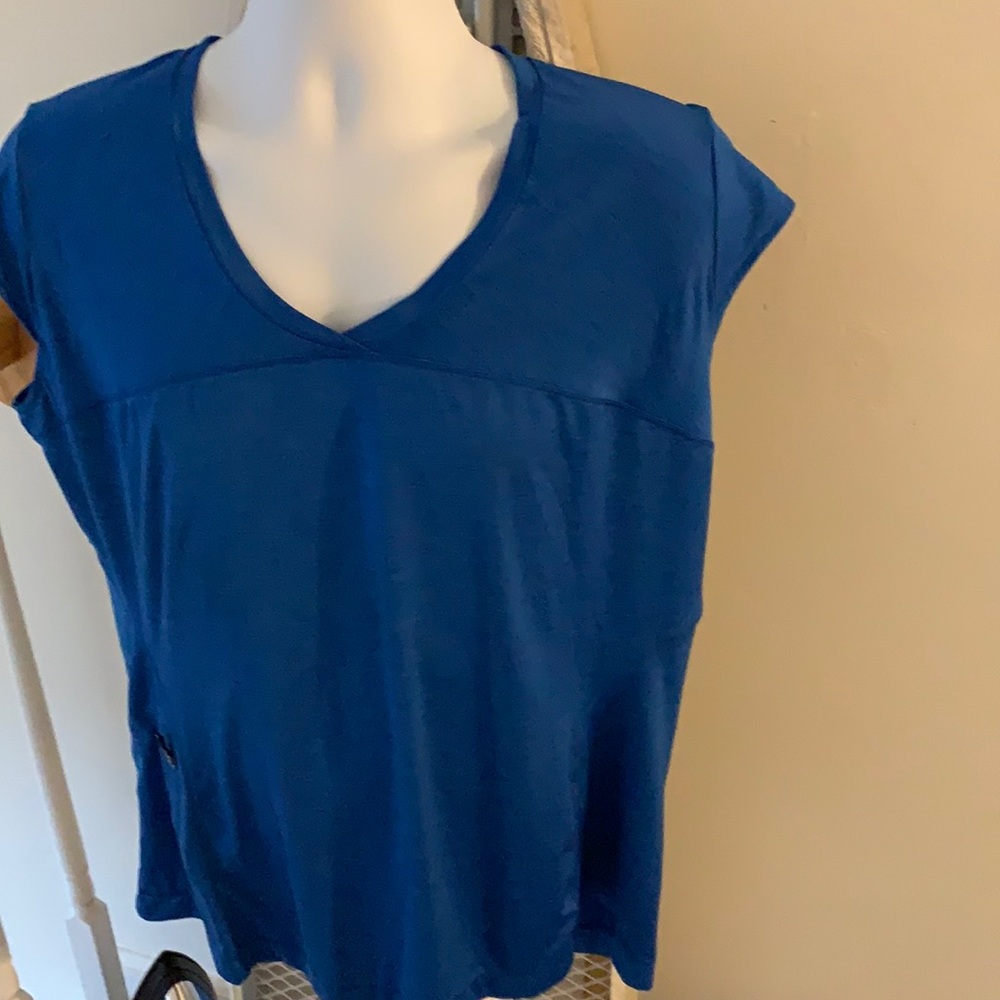 Arei women’s workout top